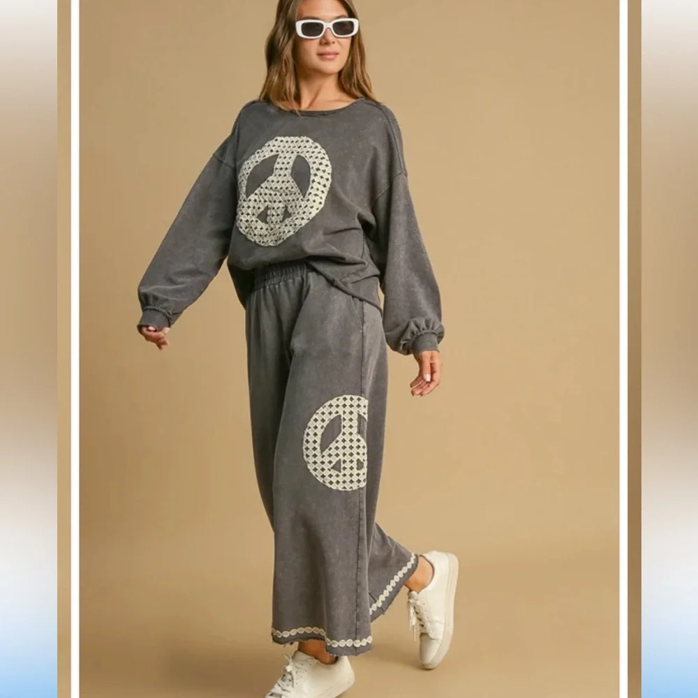 ⭐️NWT Umgee Jumpsuit with lace Peace Sign⭐️ - Picture 3 of 6
